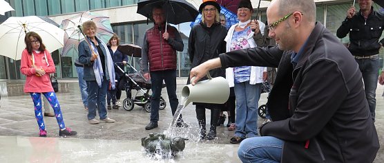 Holger Richter tauft den "Demokratikus" (Foto: nnz)