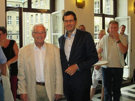 Vorsitzender des Nordh&auml;user Vereins Hans-Joachim Tischer mit dem Bochumer Oberb&uuml;rgermeister Thomas Eiskirch  (Foto: privat)