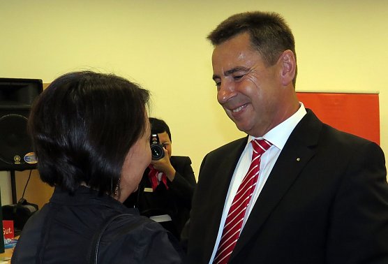 Der Kunst verbunden - Kunsthaus-Chefin Susanne Hinsching gratuliert (Foto: nnz)