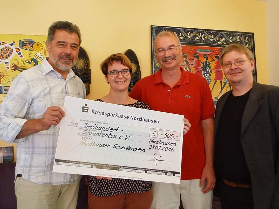 v.l.n.r. Manfred Breitr&uuml;ck, Vorstand Nordh&auml;user Gewerbeverein, Stefanie Tiepelmann � Halm, Vorstand Schrankenlos, Ulrich Ebert Vorstandsmitglied NGV, Sylvio Kurze Organisator Weinfest u.Tombola (Foto: Nordh&auml;user Gewerbeverein)