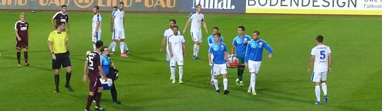 Der verletzte Sailer muss durch eigene Spieler vom Platz getragen werden. Das hat es noch nicht gegeben. (Foto: nnz)