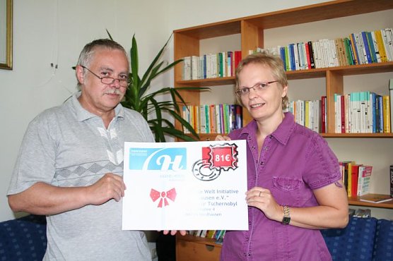 Dieter Spie&szlig; erh&auml;lt von Angela B&ouml;ning-Morig den symbolischen Scheck (Foto: Hellberg)