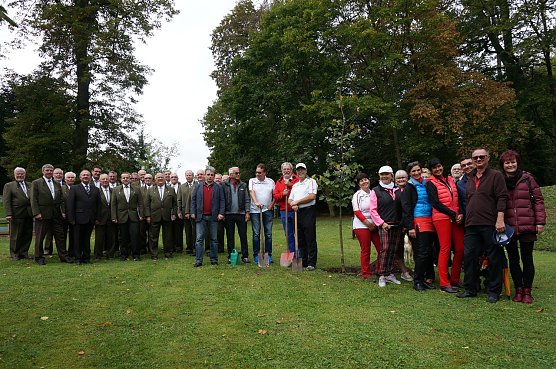 Pflanzaktion im Neust&auml;dter Kurpark (Foto: Sandra Witzel)