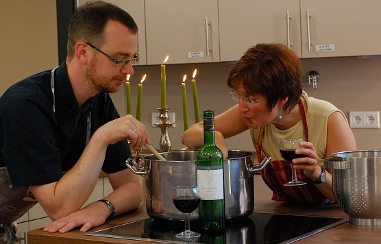 Im Gemeindesaal wird gekocht (Foto: R. Englert) Im Gemeindesaal wird gekocht (Foto: R. Englert)