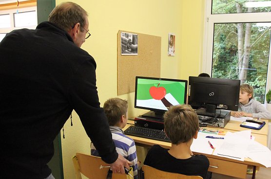 Sch&uuml;lerinnen und Sch&uuml;ler der Klassen 5/6 arbeiten gemeinsam an einem Apfel-Projekt: W&auml;hrend einige &Auml;pfel sch&auml;len und Muffins backen, recherchieren andere im Internet nach sch&ouml;nen Gedichten zur s&uuml;&szlig;en Frucht, die dann abgeschrieben werden und am Ende des Unterrichtstages zum Vortrag kommen (Foto: Sylvia Spehr)