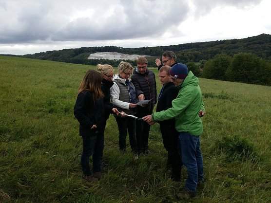 Vor-Ort-Termin im Gipskarst - Landtagsabgeordnete der Fraktion B&uuml;ndnis 90/Die Gr&uuml;nen (Foto: Sylvia Spehr)