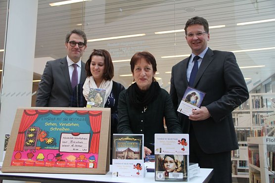 F&uuml;nf Filme an denen sich angehende Kritiker ausprobieren k&ouml;nnen sind seit heute in der Bibliothek erh&auml;ltlich (Foto: Angelo Glashagel)