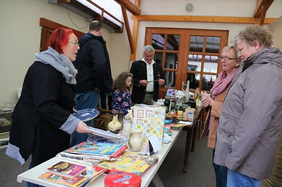 Garagen-Flohmarkt bei Organisatorin Gabriele Neumeyer (2.v.r.). (Foto: S. Schedwill)