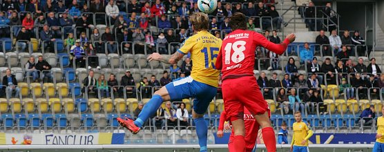 Pichinot im Luftduell (Foto: Bernd Peter)