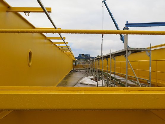 Mit der Kranbahn k&ouml;nnen nun 40 Tonnen schwere Teile bewegt werden (Foto: Universalbeton Heringen)