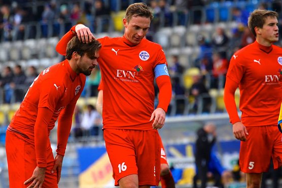 Als Kapit&auml;n ist Matthias Pe&szlig;olat auch mal der Tr&ouml;ster (Foto: Bernd Peter)