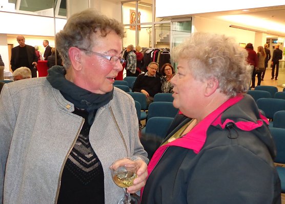 Dr. Barbara Scholz (links) im Gespr&auml;ch (Foto: Hans-Georg Backhaus)