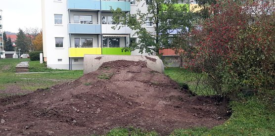 Erdh&uuml;gel direkt vor den neuen Balkonen (Foto: privat)