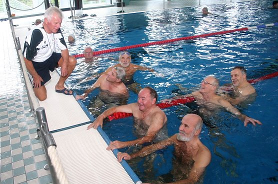 Gro&szlig;er Andrang heute Vormittag beim Seniorenschwimmen (Foto: Uwe Tittel)