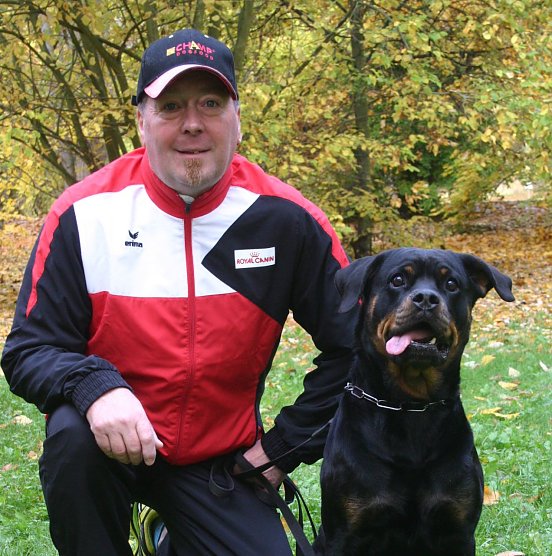 Frank Rasenhorn mit Hund Xenia (Foto: Uwe Tittel) Frank Rasenhorn mit Hund Xenia (Foto: Uwe Tittel)