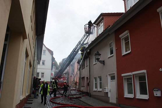 Im Einsatzfall ist eine professionelles Zusammenspiel zwischen Berufs- und freiwilligen Feuerwehren entscheiden wie hier beim Feuer in der Rosengasse im Oktober 2010. (Foto: Pressestelle Stadt Nordhausen)
