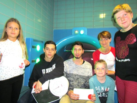 Claudia Dudek &uuml;bergab den Siegern: Rene&acute;e Sauer, Denis Ludwig, Azmir Suljovne, Max Hufenbach und Lilly Gehrmann (von links) die Preise (Foto: Badehaus Nordhausen)