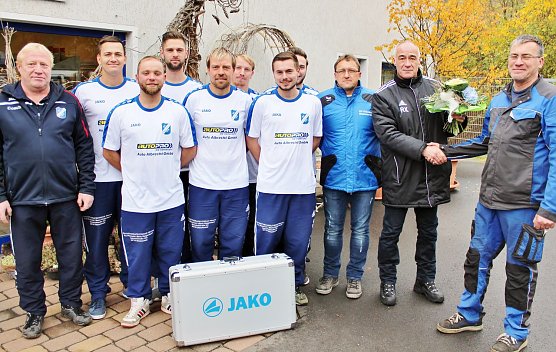 Neuen Trikotsatz &uuml;bergeben (Foto: privat)