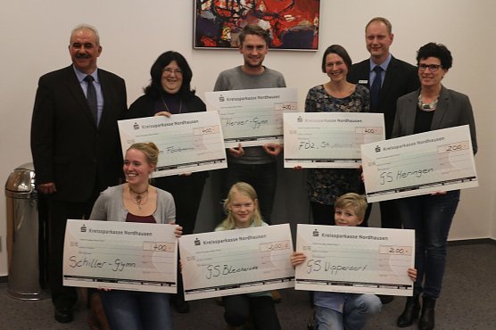 In der Kreissparkasse wurden heute wieder die bewegten Schulen des Landkreise ausgezeichnet (Foto: Angelo Glashagel)