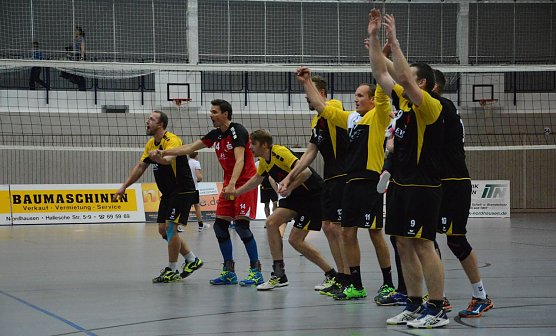 So wollen sie auch nach dem n&auml;chsten Heimspiel gegen Dresden jubeln (Foto: Sandra Arm)