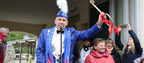 EKV-Pr&auml;sident Michael Schulze mit dem Rathausschl&uuml;ssel. (Foto: S. Schedwill)