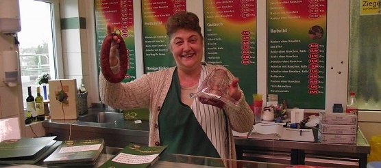 Eine Wild-Knackwurst oder einen Rehr&uuml;cken? Christa Teschner hat im Verkaufsladen ein vielf&auml;ltiges Angebot parat. (Foto: Kurt Frank)