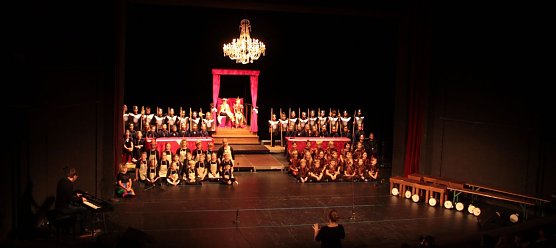 Die Klassenreise zur Musik auf der Bühne des Nordhäuser Theaters (Foto: Angelo Glashagel) Die Klassenreise zur Musik auf der Bühne des Nordhäuser Theaters (Foto: Angelo Glashagel)