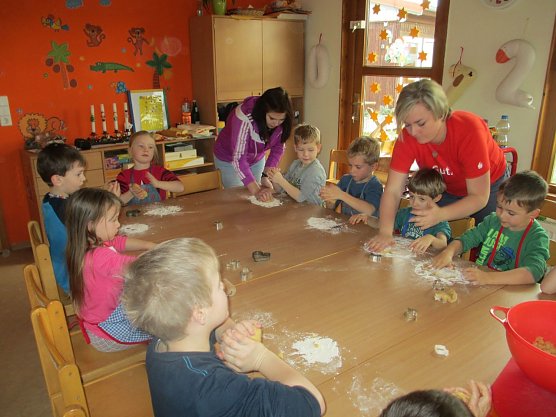 Die "kleinen Entdecker" beim Plätzchenbacken mit der Sparkasse (Foto: Beanke Juch) Die "kleinen Entdecker" beim Plätzchenbacken mit der Sparkasse (Foto: Beanke Juch)