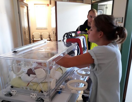 Ellricher Retter halfen der Kinderklinik der Uni Jena beim Umzug (Foto: Andreas Triftsh&auml;user)