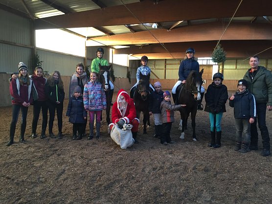 Am Samstag, den 03.12.2016 fand in kleinem Vereinskreis wieder die Weihnachtsfeier des Zucht-, Reit- und Fahrvereins Herrmannsacker e.V. in der Mehrzweckhalle in Herrmannsacker statt.  (Foto: Sarah Backhaus)