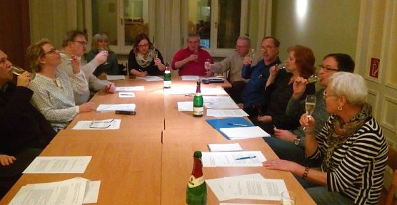 F&ouml;rderverein Thomas-Mann-Haus ist gegr&uuml;ndet. Als kr&ouml;nenden Abschluss des heutigen Abends ein Gl&auml;schen Sekt auf das weitere gute Gelingen. (Foto: Kurt Frank)