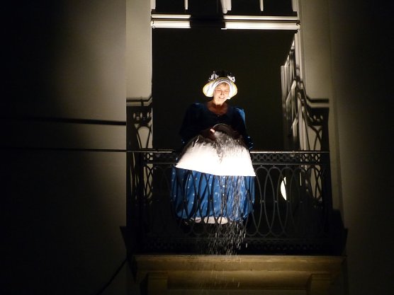 Frau Holle lie&szlig; es am Nordh&auml;user Theater heute schneien (Foto: Birgit Susemihl)