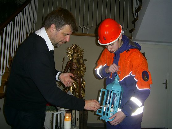 Friedenslicht &uuml;bergeben (Foto: privat)