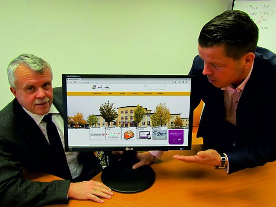Olaf Salomon, Gesch&auml;ftsf&uuml;hrer und Jens Eisenschmidt, Prokurist der Stadtwerke Nordhausen � Holding f&uuml;r Versorgung und Verkehr GmbH haben mit einem Mausklick die neue Internetseite freigeschaltet (Foto: Marco Bachmann, Stadtwerke Nordhausen)