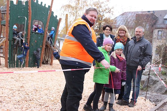  Elke Gulden, F&ouml;rderverein, Nick K&ouml;nig, Firma Henning Bau, Frau Voigt-Huhnstock, Schulleiterin, Jan Stockmann, Firma Robi-Play, vorn: Sch&uuml;lervertreter Lara Sophie Winter, Emmy-Lu Kempin (Foto: Evangelische Grundschule Nordhausen)