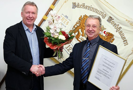 Dr. Bernhard Senft (links) ehrt G&uuml;nther Kirchner (Foto: nnz)