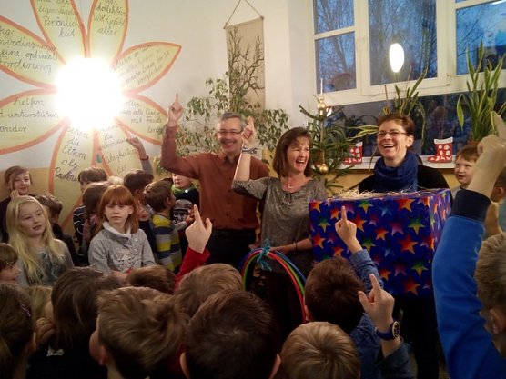 Bescherung an der Grundschule Petersdorf (Foto: Juliane Ru&szlig;)