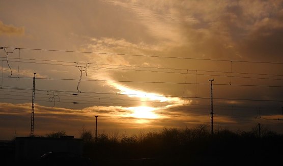 Sonnenuntergang &uuml;ber dem Nordh&auml;user Bahnhof (Foto: Bernd Thielbeer)