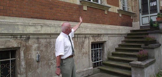 Jost R&uuml;nger vor dem Vereinshaus (Foto: Archiv Kurt Frank)