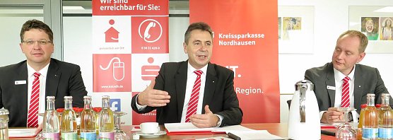 Von links: Thomas Seeber (Vorstand), Wolfgang Asche (Vorstandsvorsitzender), Sebastian Gr&auml;ser (Vorstandssekret&auml;r) (Foto: nnz)