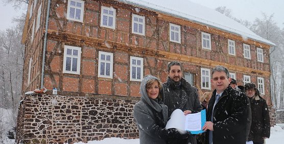 Ministerin Birgit Keller, Dr. Andr&eacute; Haas und Dirk Erfurt vor Neustadts "Haus des Gastes" (Foto: Angelo Glashagel)