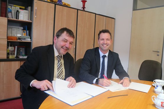 Auf dem Weg zum Breitbandausbau - Heringens B&uuml;rgermeister Maik Schr&ouml;ter und Roman Gebhardt von der Deutschen Telekom (Foto: Angelo Glashagel)