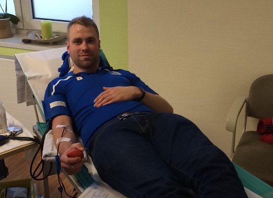 St&uuml;rmer Steffen Goldhammer beim Spenden und mit dem Sportlerblut (Foto: Sven K&ouml;hn)