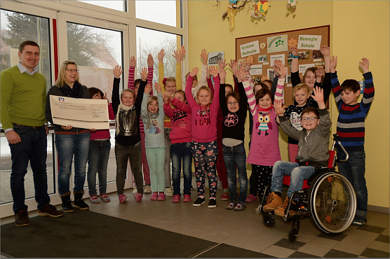 Klein aber fein - Andr&eacute; Sinkwitz hatte f&uuml;r die Kinder der Grundschule Sollstedt eine Scheck mitgebracht (Foto: Ramona Panknin)