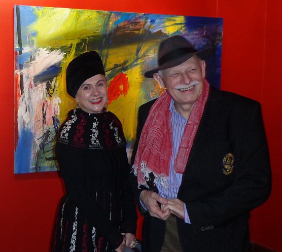 Gerd Mackensen und eine Besucherin der Vernissage (Foto: Hans-Georg Backhaus)