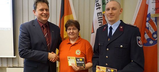 B&uuml;rgermeister Matthias Ehrhold &uuml;berreicht an Monika Eicke und Maximilian Schulze Gutscheine. (Foto: S. Schedwill)