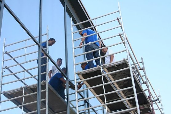 Aufgeklebt (Foto: Piper/pln)