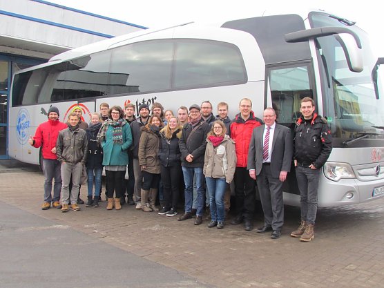Die Studenten der Hochschule Nordhausen und der TU Braunschweig schauten sich u. a. auch den Reisebus der Nordh&auml;user Verkehrsbetriebe an. (Foto: Franziska Bernsdorf, Verkehrsbetriebe Nordhausen)