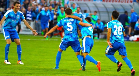 Blume (Nr. 5) hat das Siegtor gegen Neugersdorf in der 92. Minute geschossen (Foto: Bernd Peter)