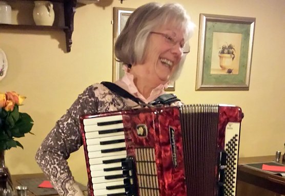 Neues Akkordeon ausprobiert (Foto: privat)